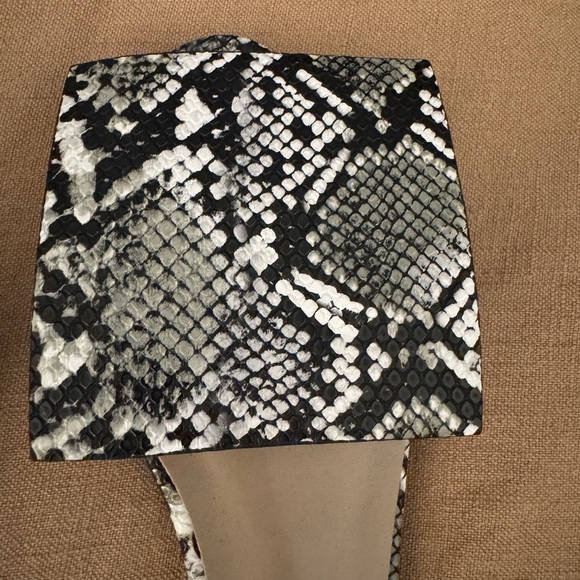 *New W/O Tags* SHEIN Square Circle Animal Print Flat Sandals, Sz 39 - Picture 4 of 7